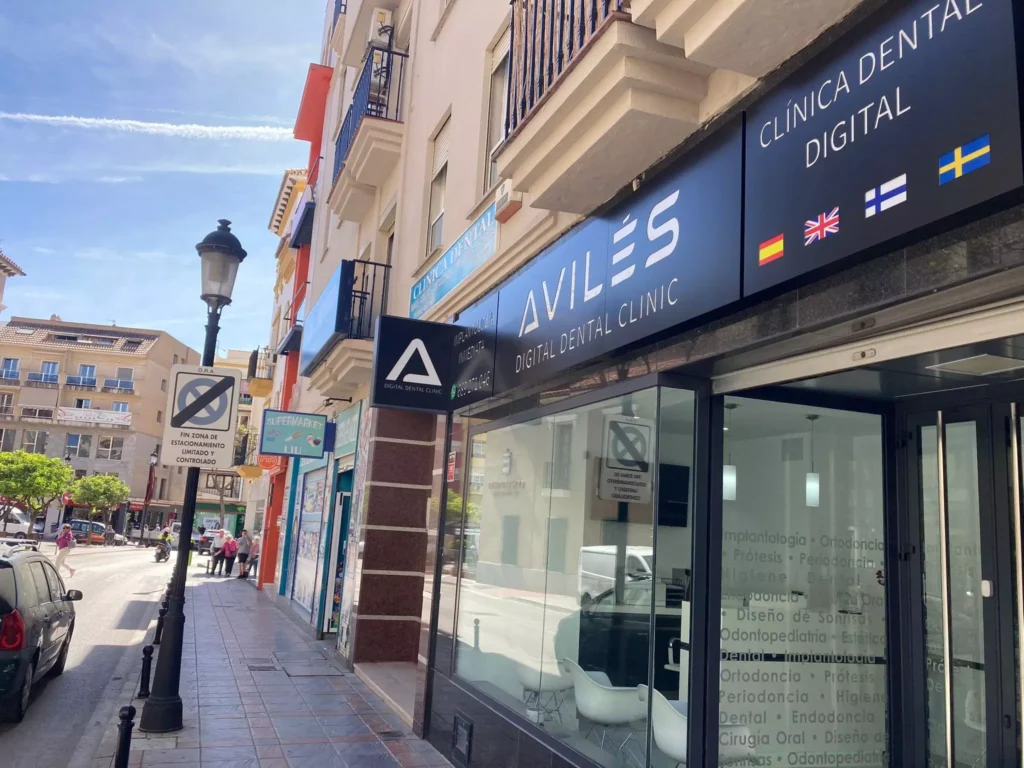 Fachada de nuestra clínica dental Avilés Digital Dental Clinic Fuengirola, ubicada en camino de coin 5, recientemente abierta en el centro de la ciudad.
