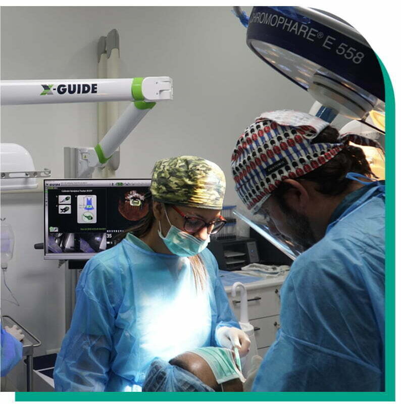 Cirujanos dentales de Avilés Digital Dental Clinic realizando una intervención de implantes dentales en Fuengirola guiada por tecnología X-Guide, ideal para tratamientos de carga inmediata en un solo día.